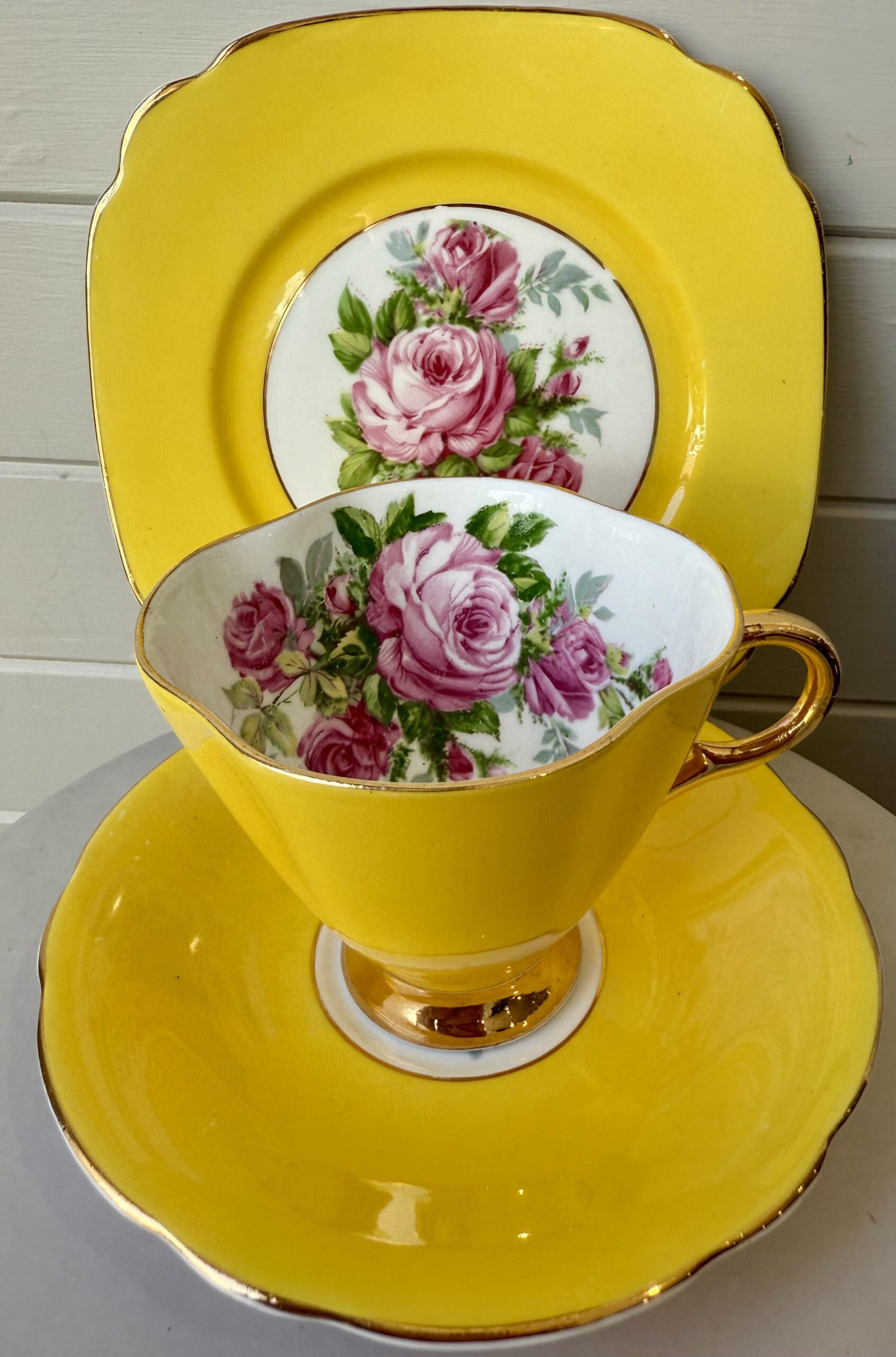 Retro yellow roses teacup with fresh flowers